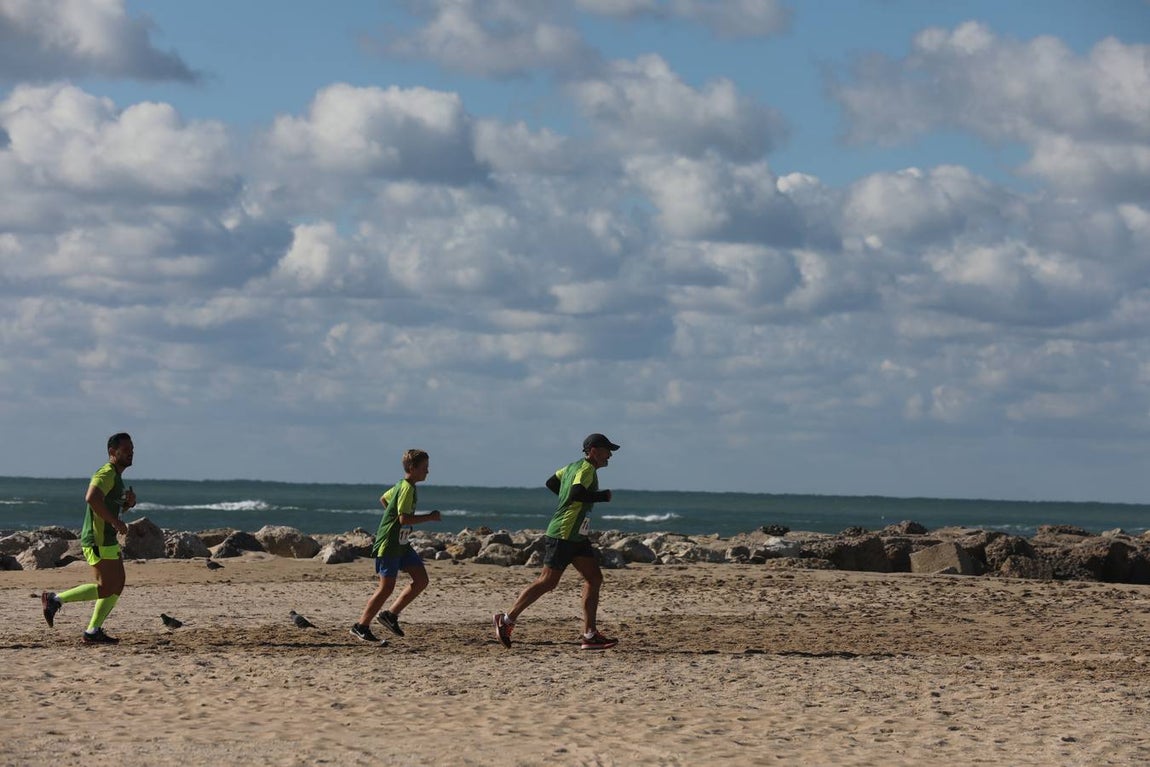 Búscate en las fotografías de la Carrera contra el Cáncer en Cádiz