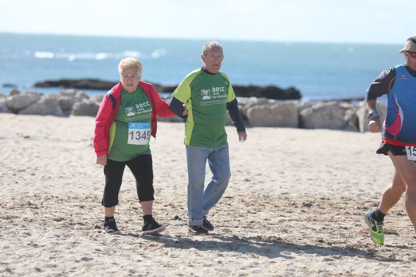 Búscate en las fotografías de la Carrera contra el Cáncer en Cádiz