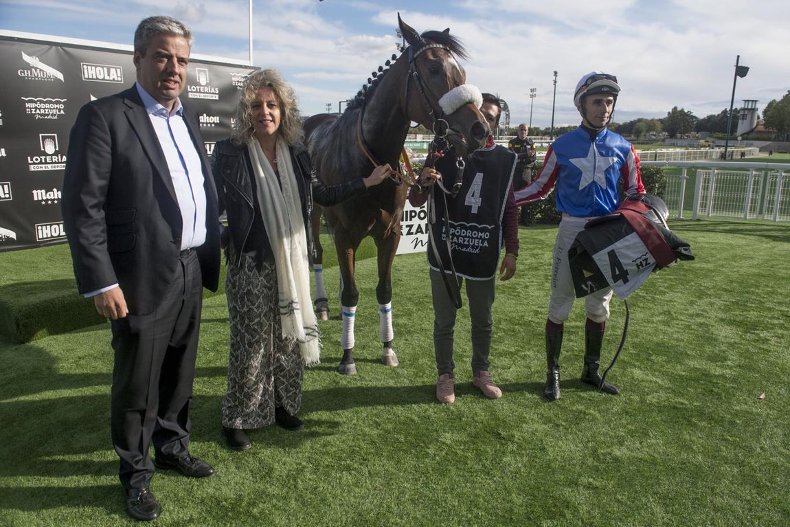 7. Margarita Rodríguez, de Hyundai, recogió el premio obtenido por C. Boville y su caballo Kona