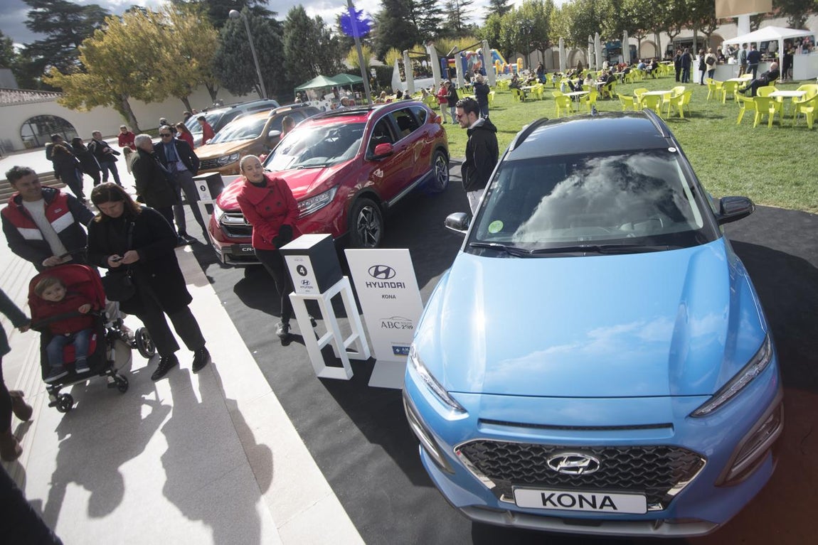 3. Hyundai Kona, el modelo cuyo caballo representante resultó ganador. En segundo plano, el Honda CR-V, el Dacia Duster y el Citroën Berlingo