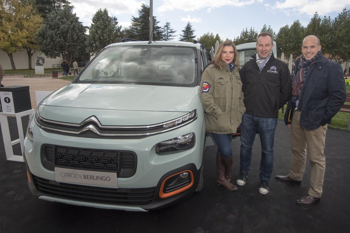8. Concha Caja, Pablo Puey y Antoine Burguiere, junto al Citroën Berlingo