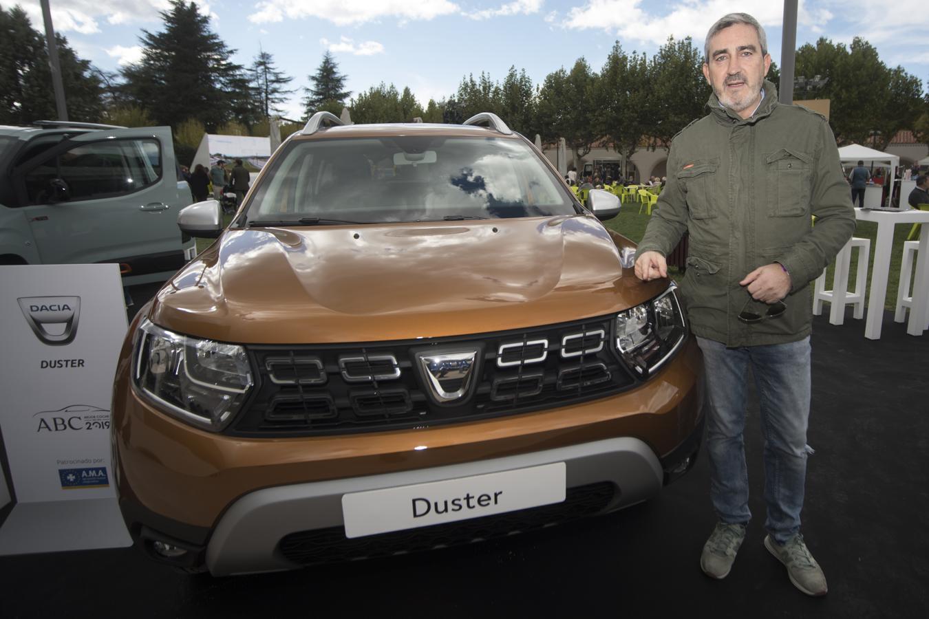 5. Jesús Presa, de Dacia/Renault, junto a su Dacia Duster