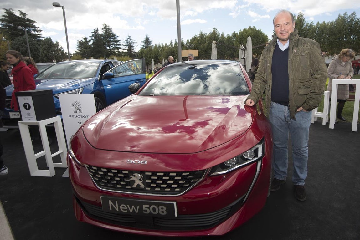 6. Eduardo García Nieto, de Peugeot, junto a su modelo 508