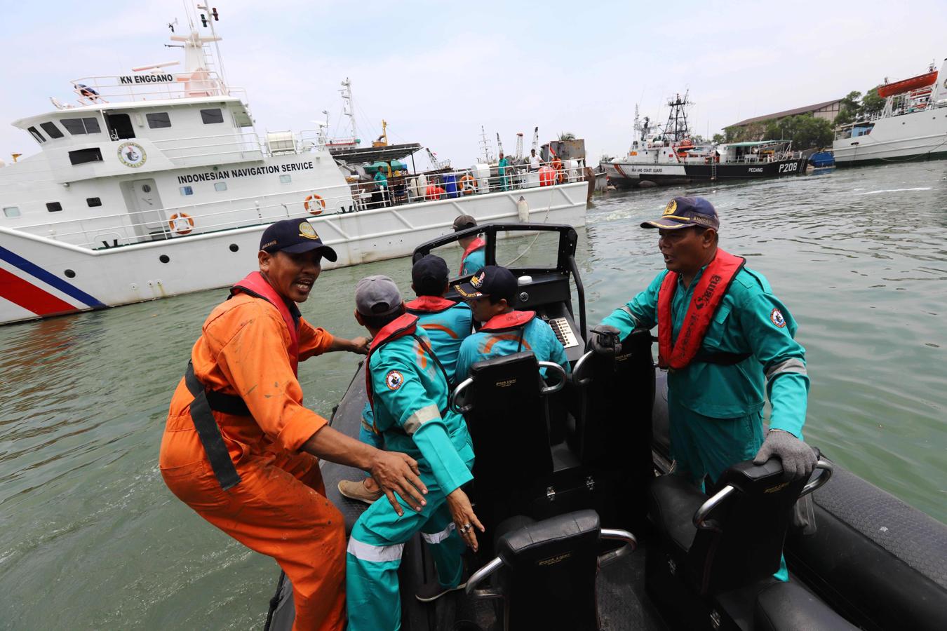 La búsqueda y rescate del avión siniestrado en el Mar de Java, en imágenes