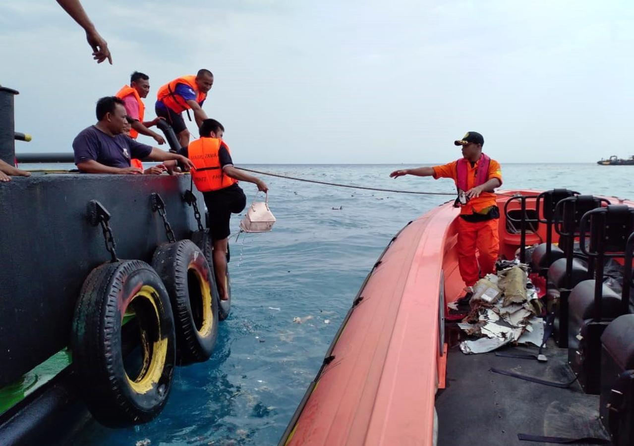 La búsqueda y rescate del avión siniestrado en el Mar de Java, en imágenes