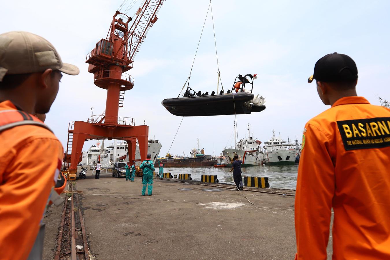 La búsqueda y rescate del avión siniestrado en el Mar de Java, en imágenes