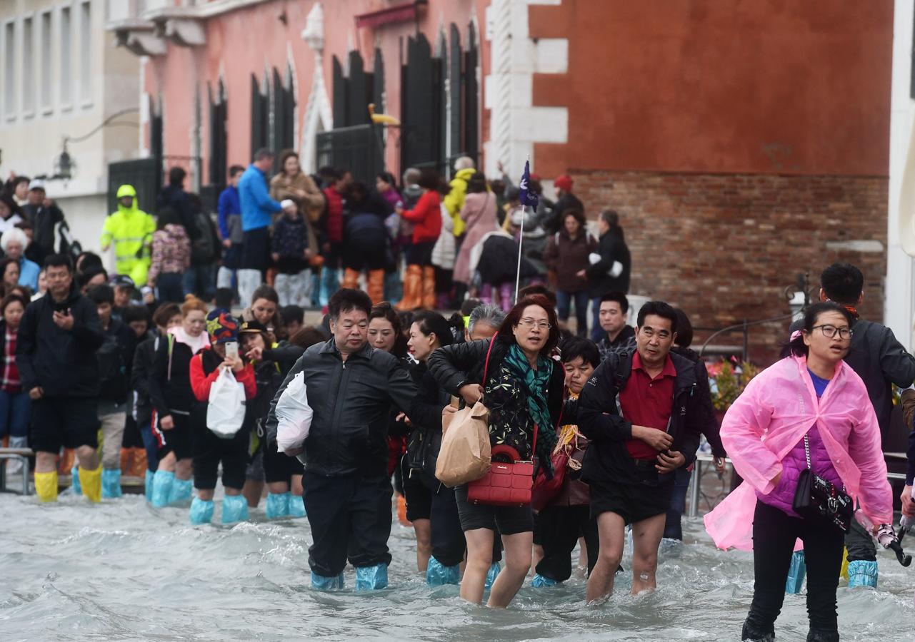 Se cuentan por miles los turistas que se han visto sorprendidos por la «excepcional» crecida del agua en la zonas más visitadas de Venecia.. 