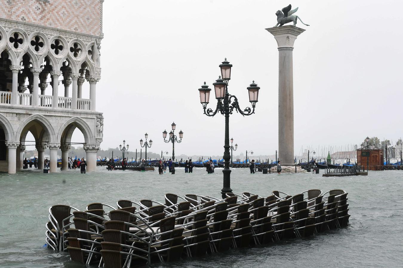 Donde antes había terrazas, ahora solo hay agua. Los fuertes vientos y las lluvias han provocado una inundación histórica en Venecia.. 