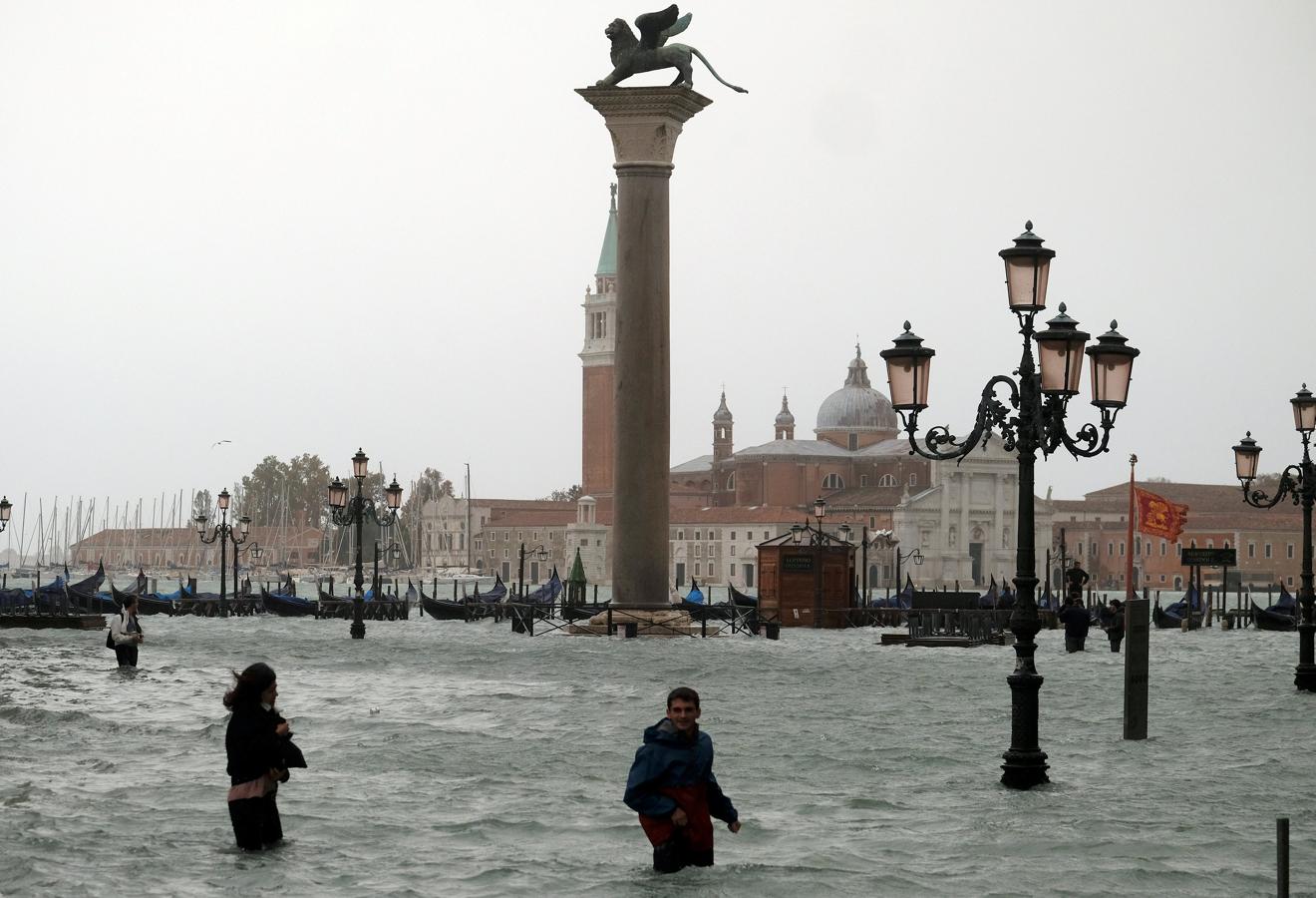 La subida del nivel provoca que no se pueda distinguir entre la calle y los canales de Venecia.. 