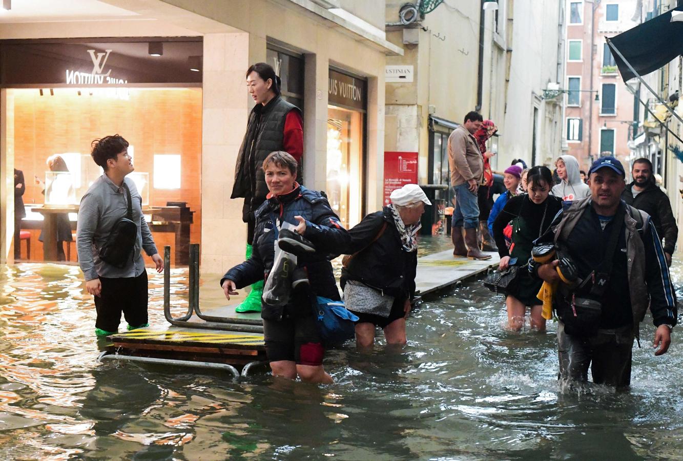 Varios turistas se vieron sorprendidos por la histórica crecida del nivel del agua, la mayor registrada en una década.. 