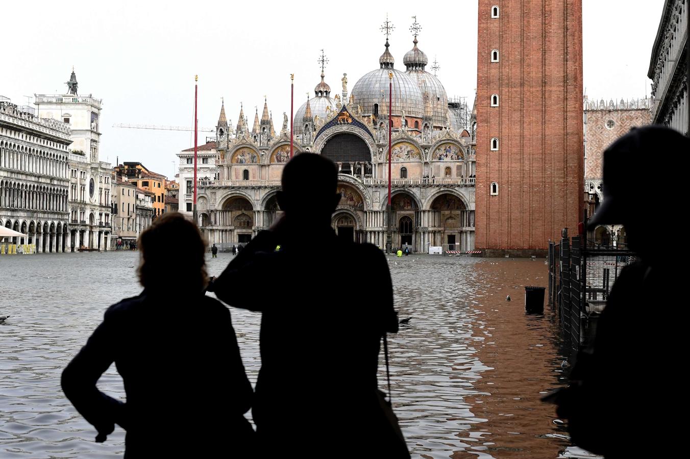 Pese a las incomodidades que han generado las inundaciones para los turistas, algunos aprovechan para tomar imágenes de la histórica estampa del centro de la ciudad.. 