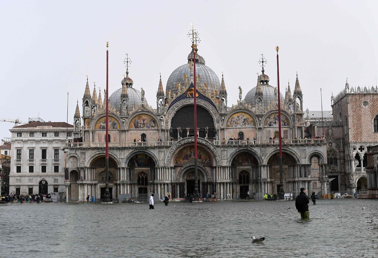 Vista de la icónica Plaza de San Marcos totalmente inundada por el fuerte temporal que ha azotado Venecia.. 