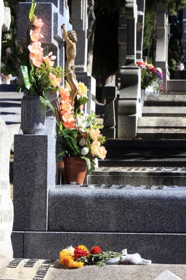 Miles de toledanos visitan el cementerio el Día de todos los Santos