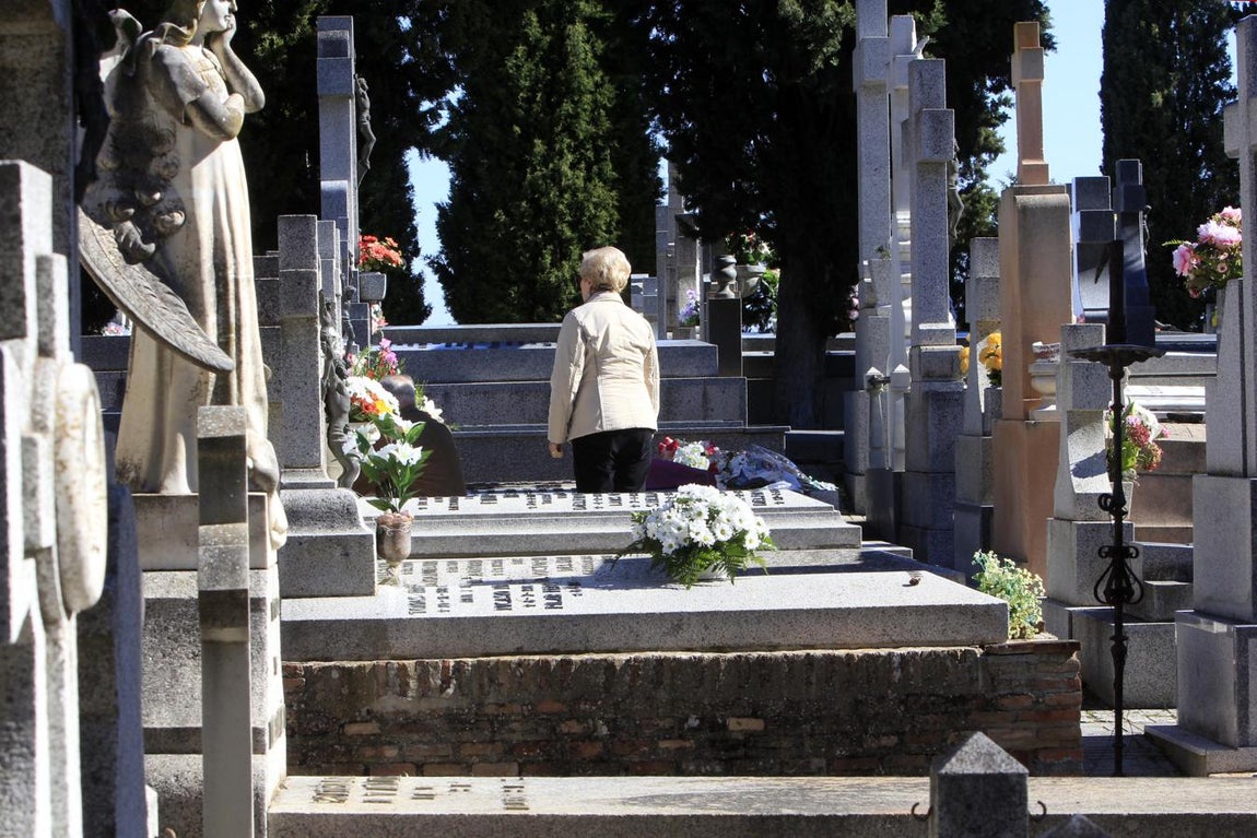 Miles de toledanos visitan el cementerio el Día de todos los Santos