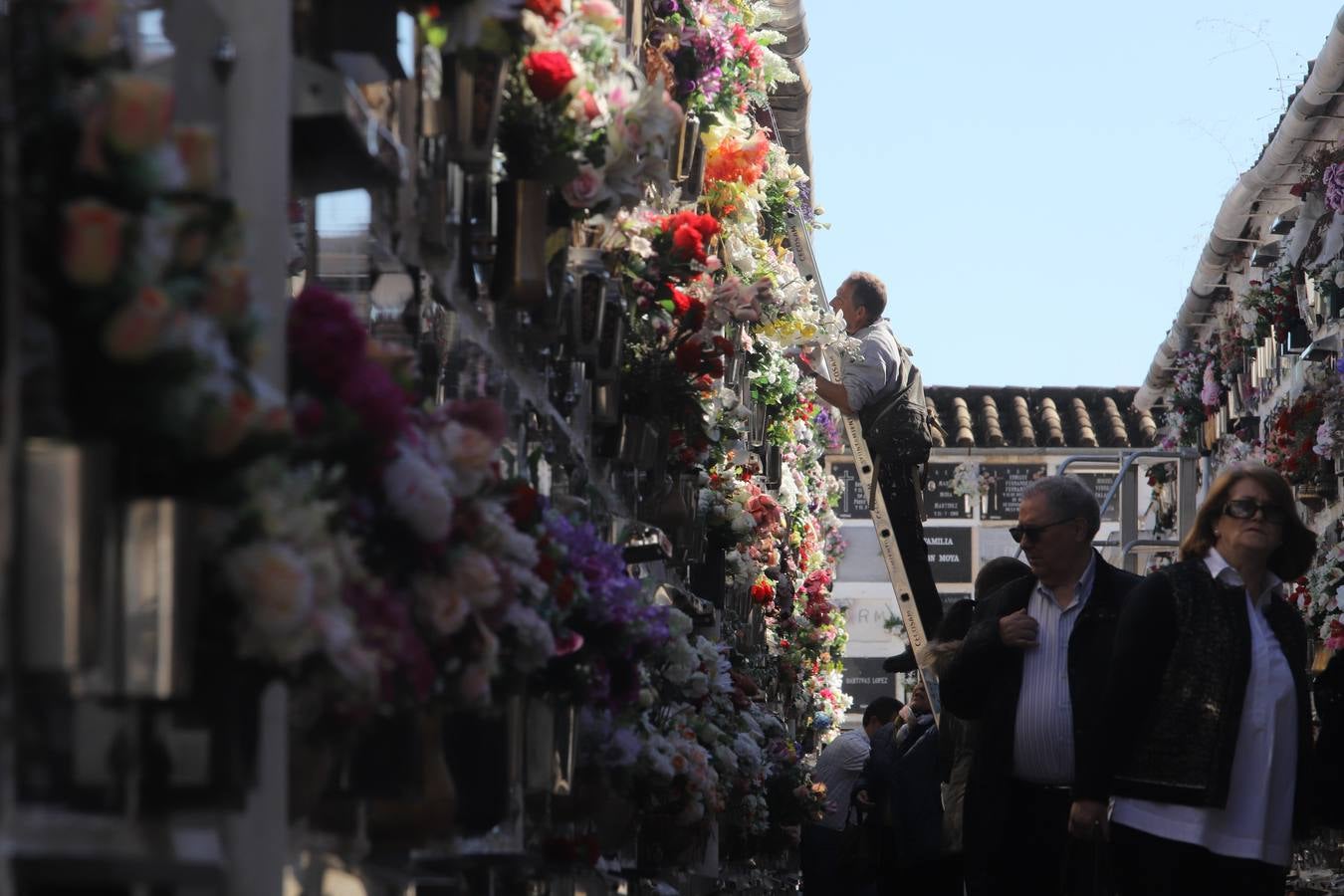 La visita a los cementerios de Córdoba, en imágenes