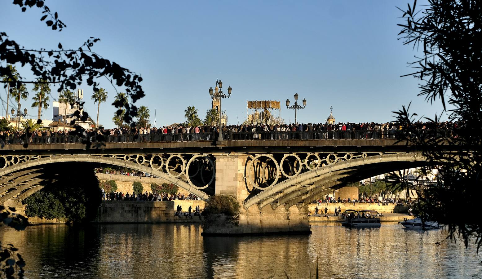 En imágenes: Triana despide a la Esperanza en el puente