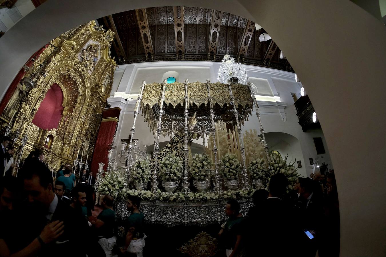 Fotogalería: regocijo en la calle Pureza con la salida de la Esperanza de Triana