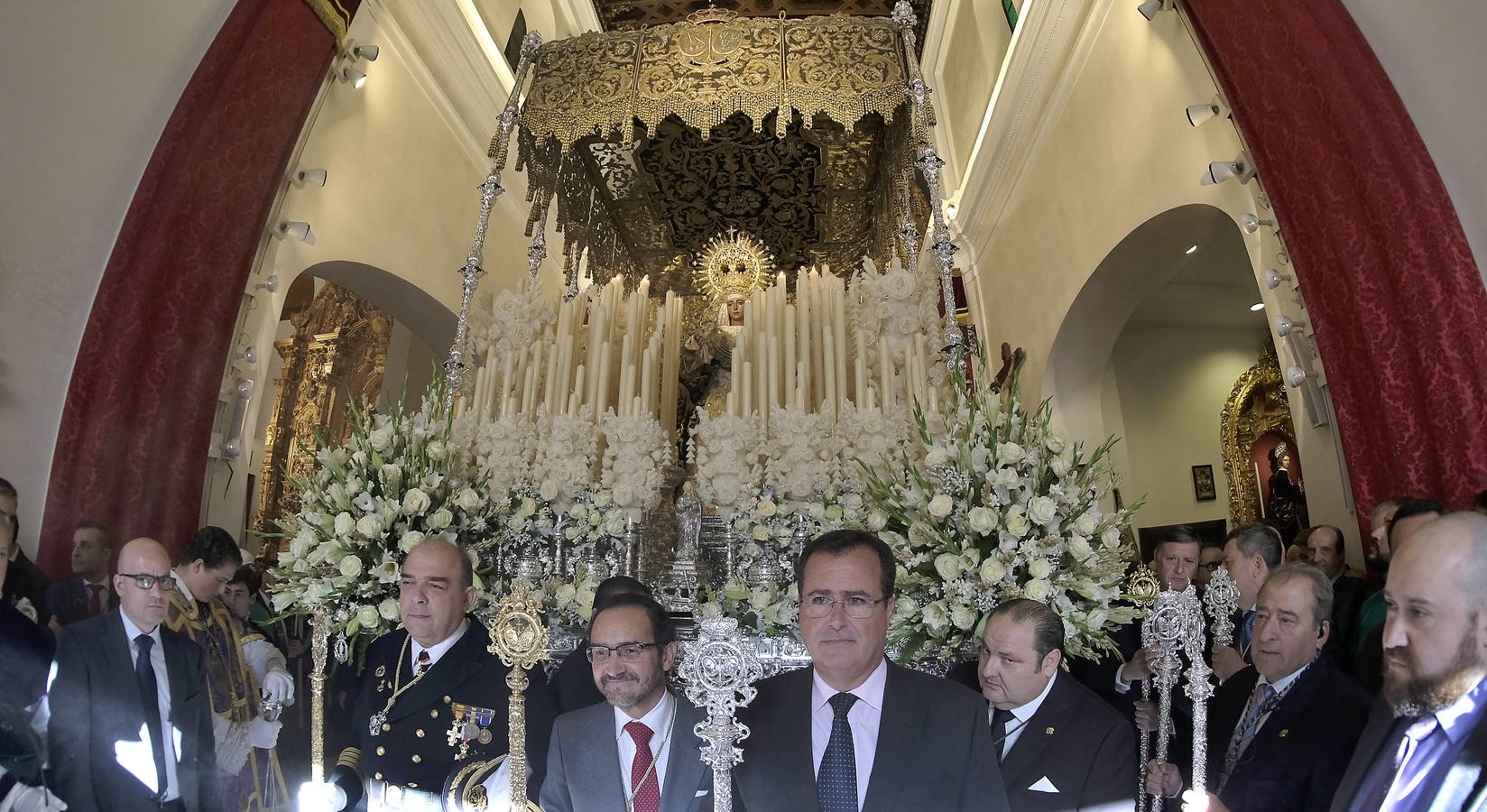 Fotogalería: regocijo en la calle Pureza con la salida de la Esperanza de Triana