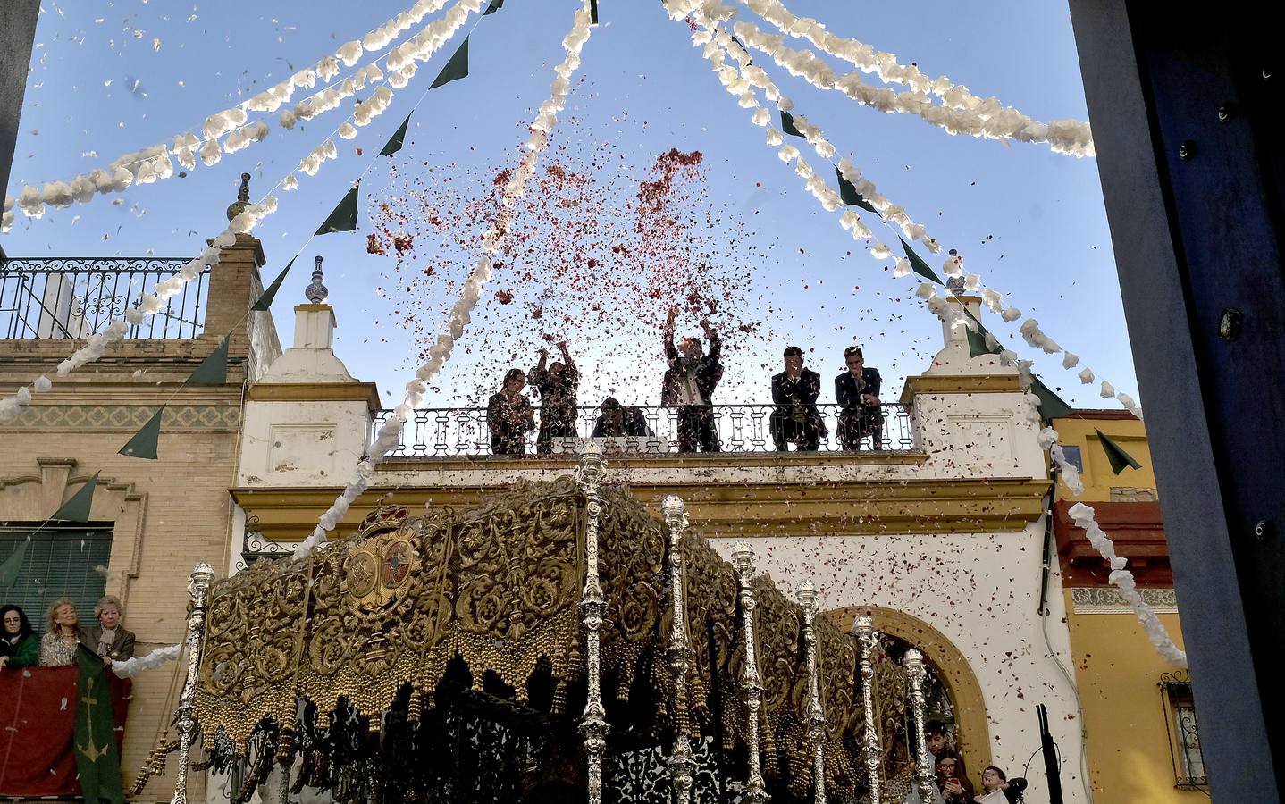 Fotogalería: regocijo en la calle Pureza con la salida de la Esperanza de Triana