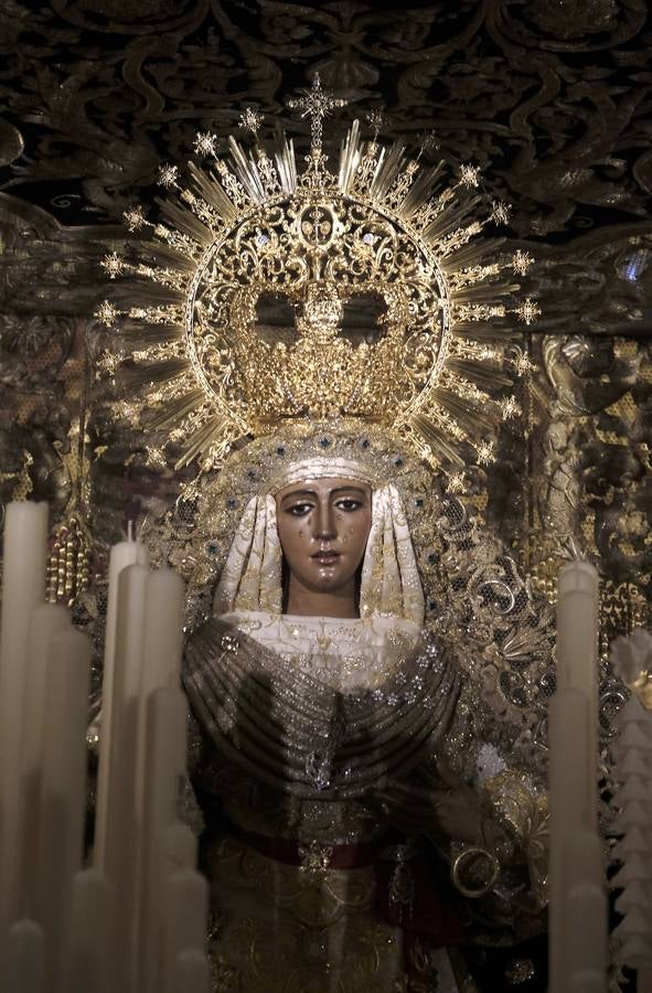 Fotogalería: regocijo en la calle Pureza con la salida de la Esperanza de Triana