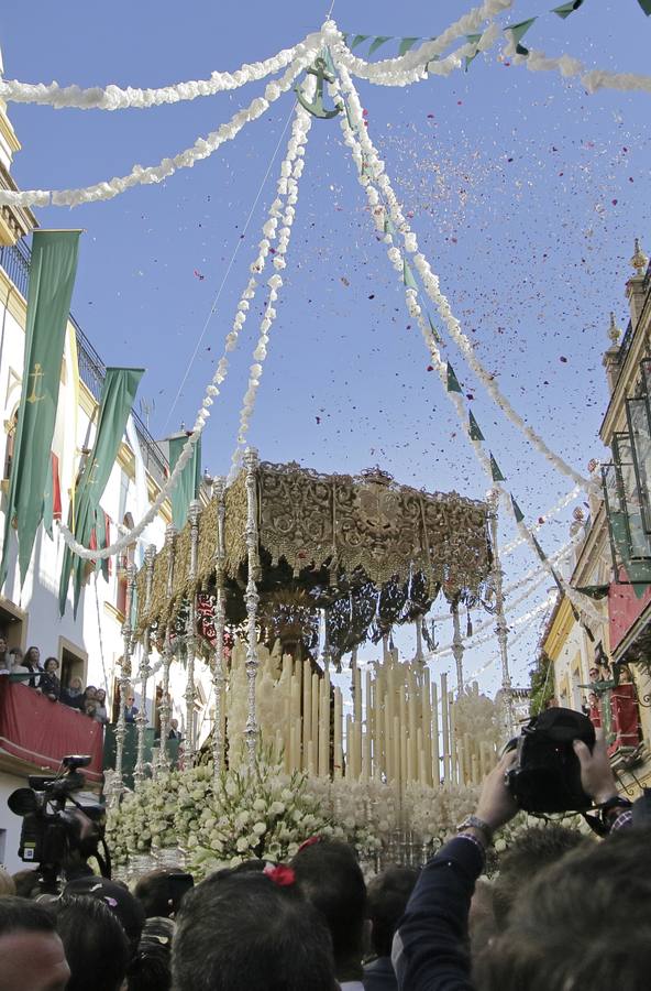 Fotogalería: regocijo en la calle Pureza con la salida de la Esperanza de Triana