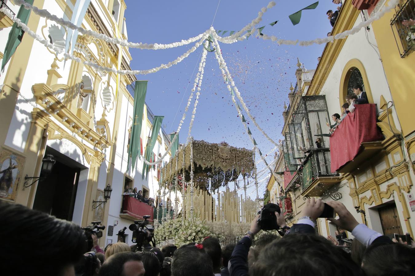 Fotogalería: regocijo en la calle Pureza con la salida de la Esperanza de Triana