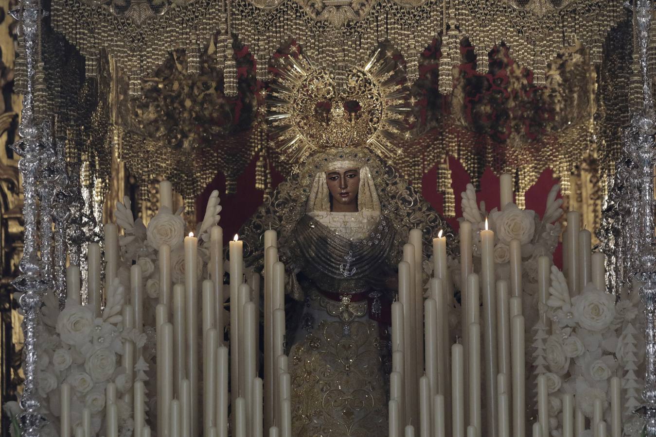 Fotogalería: regocijo en la calle Pureza con la salida de la Esperanza de Triana