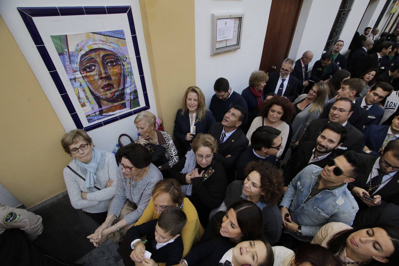 Fotogalería: regocijo en la calle Pureza con la salida de la Esperanza de Triana