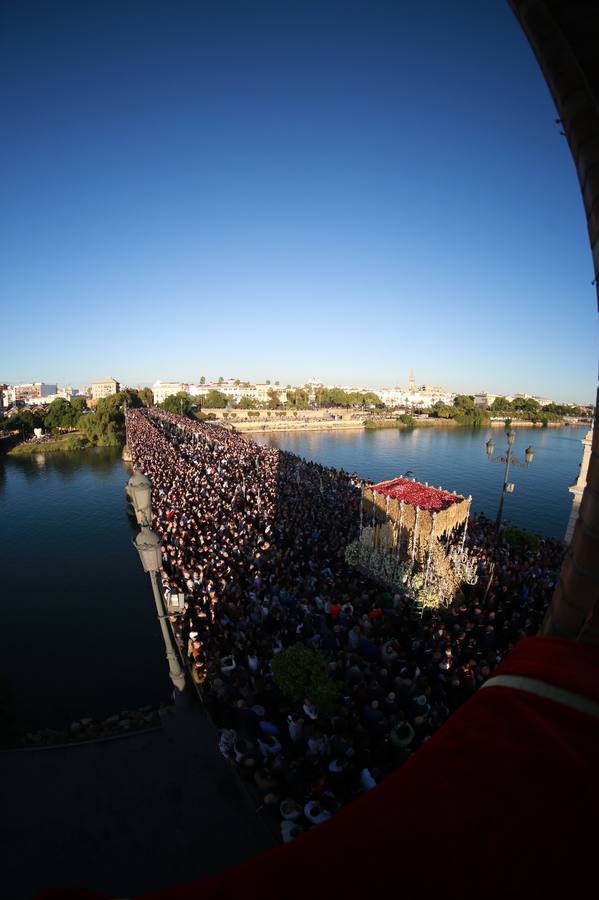 En imágenes: Triana despide a la Esperanza en el puente