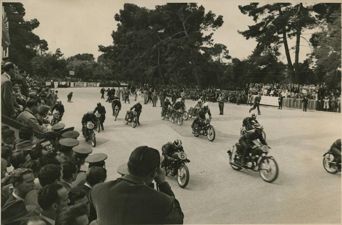 19.. 14 de mayo de1953. IX Gran Premio Internacional Motociclista de Madrid, que fue celebrado en el paseo de Coches del Retiro. En la fotografía se aprecia el momento de la salida de la prueba de 125 centímetros cúbicos en la que ganó el francés Collot