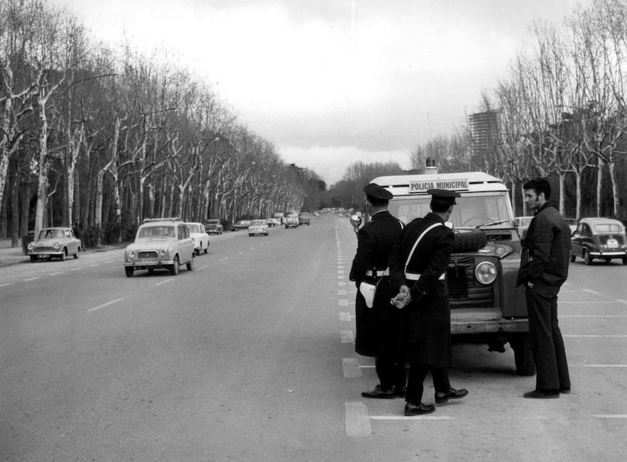 27.. 1975. Control de velocidad por radar en el parque de El Retiro, abierto por entonces a la circulación