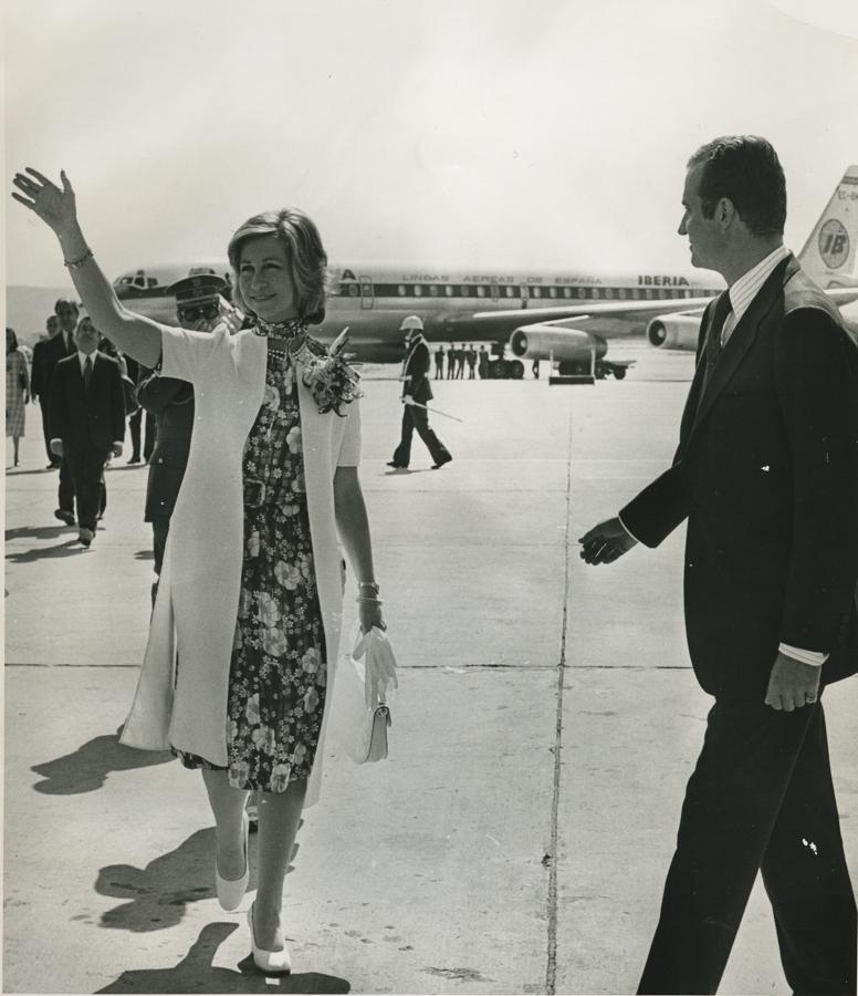 Sonriente, Doña Sofía, acompañada de Don Juan Carlos, saluda a su llegada del viaje oficial realizado a República Dominicana y Estados Unidos.. 