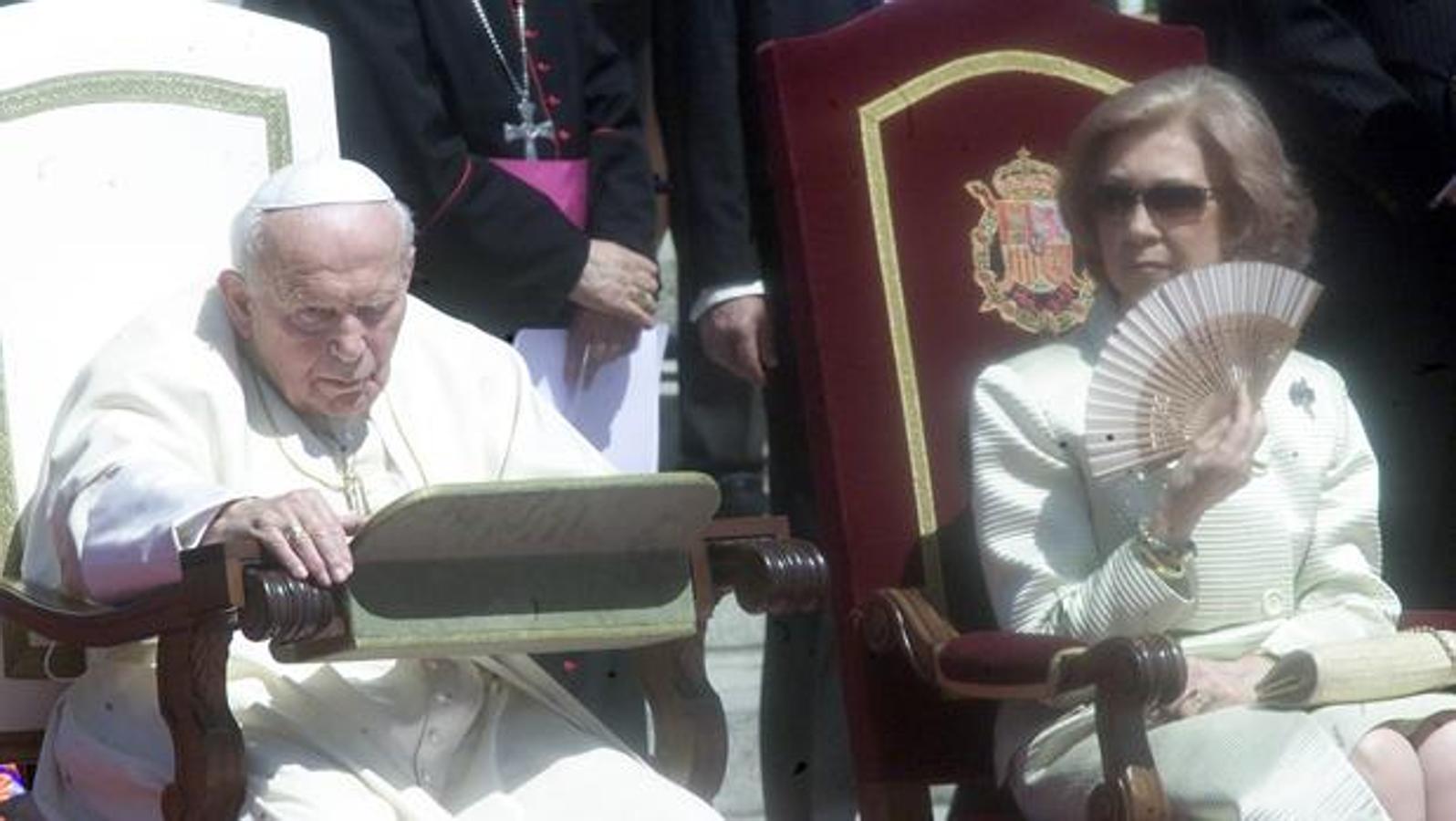 Doña Sofía, junto al Papa Juan Pablo II.. 