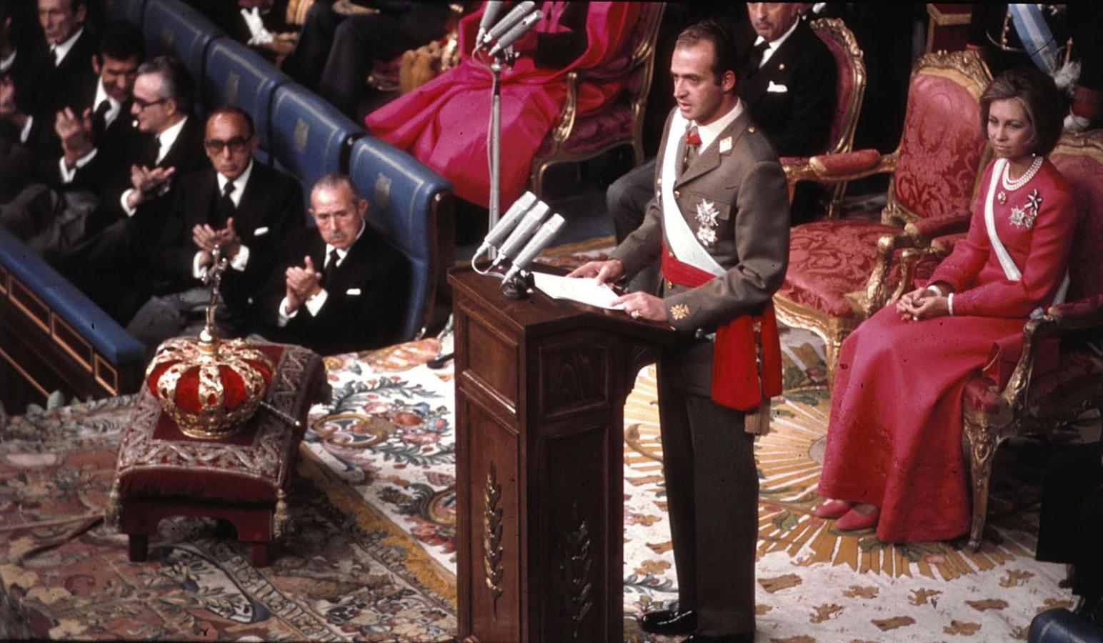 Doña Sofía, sentada en la proclamación de Don Juan Carlos el 22 de noviembre de 1975.. 
