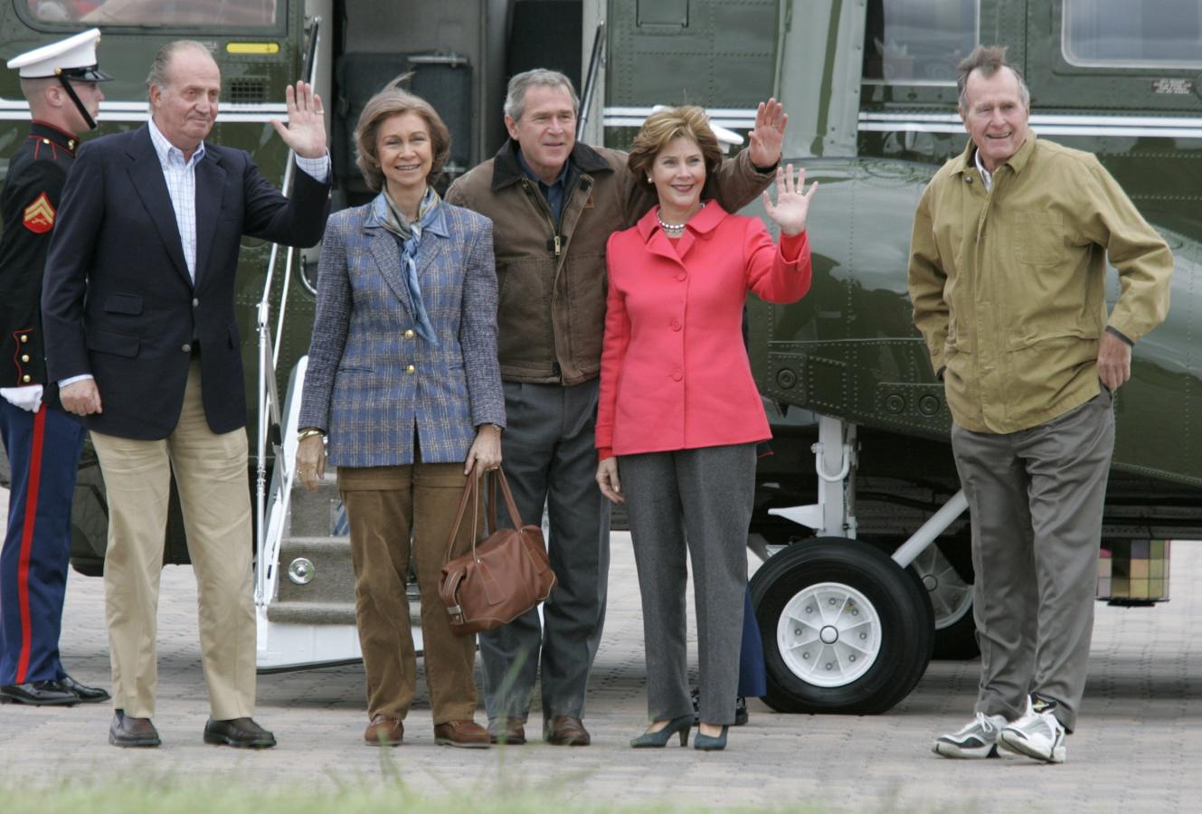 Doña Sofía y Don Juan Carlos son recibidos por el entonces presidente de EE.UU. George Bush, su mujer y su padre, en noviembre de 2004.. 