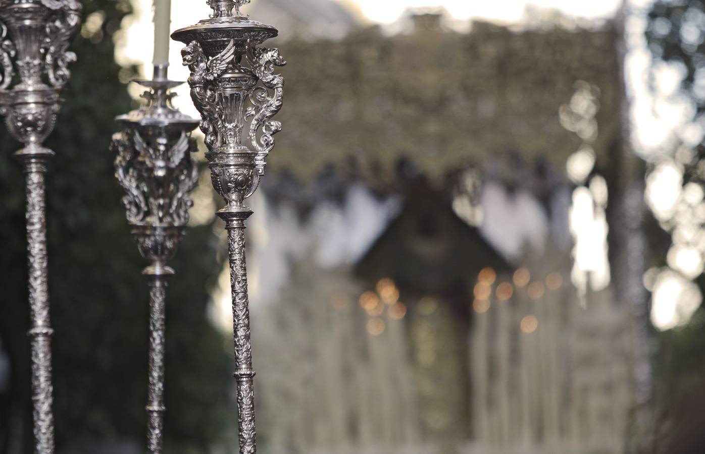 Fotogalería: salida de la Esperanza de Triana de la Catedral y llegada al Baratillo