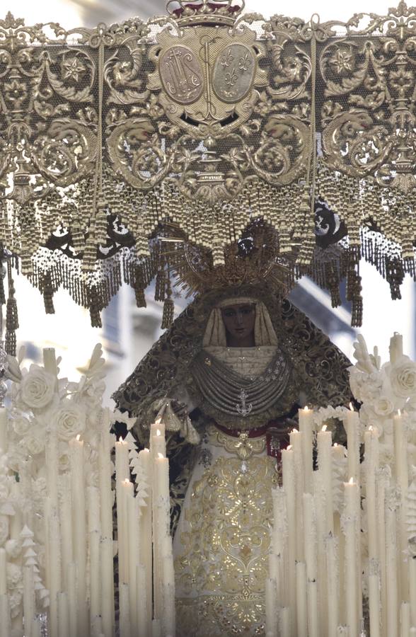 Fotogalería: salida de la Esperanza de Triana de la Catedral y llegada al Baratillo