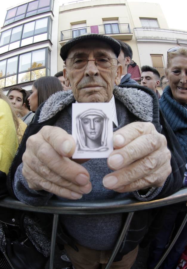 Fotogalería: salida de la Esperanza de Triana de la Catedral y llegada al Baratillo