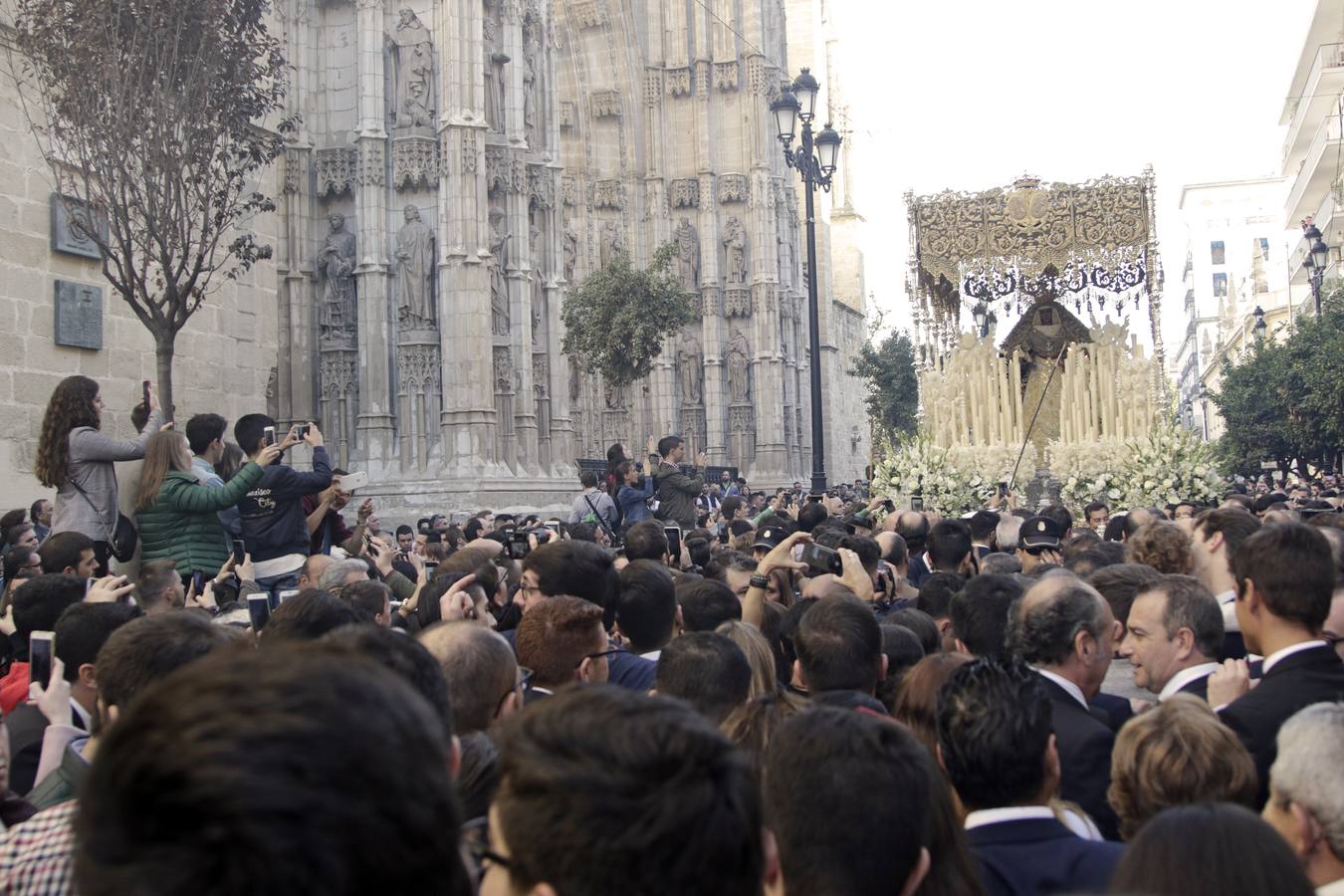 Fotogalería: salida de la Esperanza de Triana de la Catedral y llegada al Baratillo