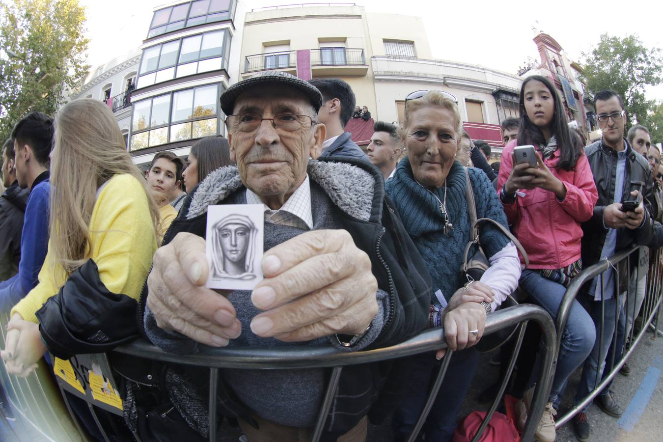 Fotogalería: salida de la Esperanza de Triana de la Catedral y llegada al Baratillo