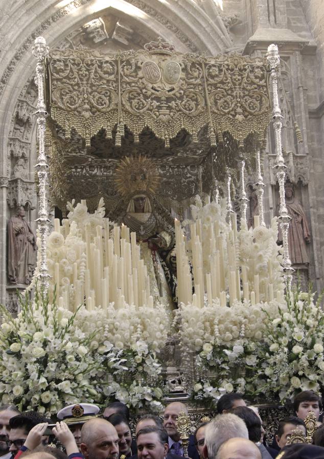 Fotogalería: salida de la Esperanza de Triana de la Catedral y llegada al Baratillo