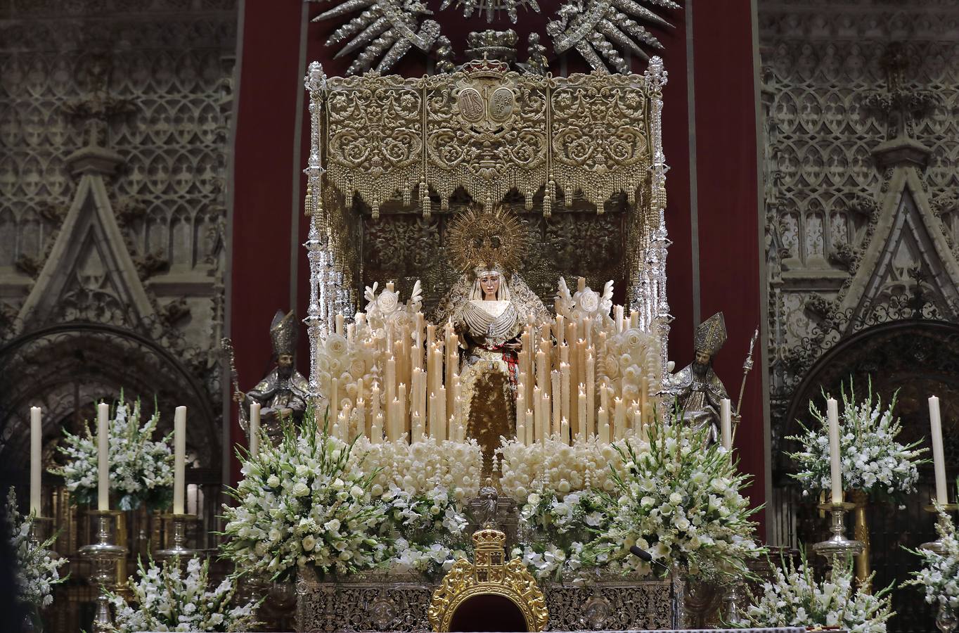 En imágenes: misa por el VI centenario de la Esperanza de Triana en la Catedral de Sevilla