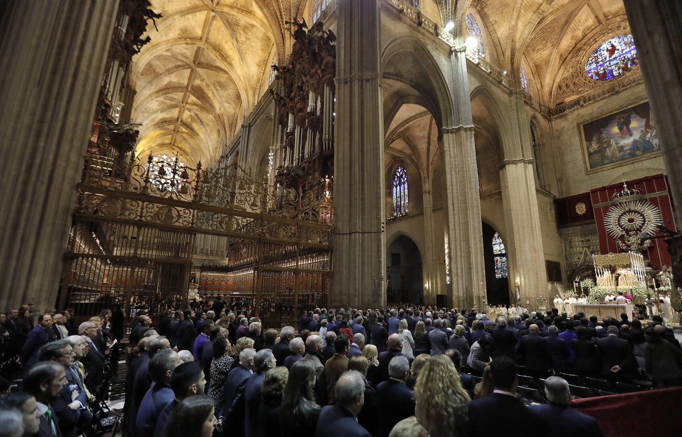 En imágenes: misa por el VI centenario de la Esperanza de Triana en la Catedral de Sevilla