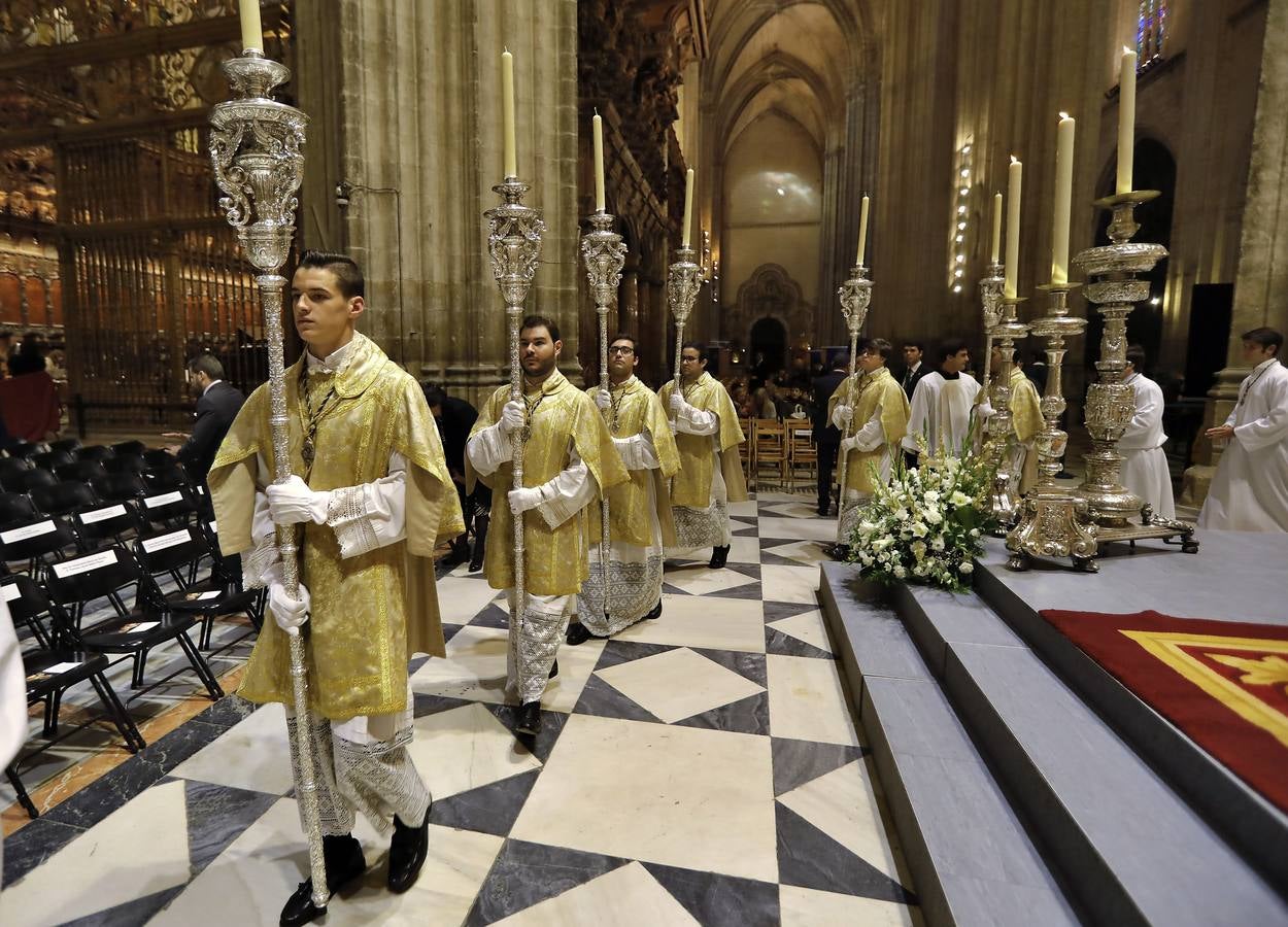 En imágenes: misa por el VI centenario de la Esperanza de Triana en la Catedral de Sevilla