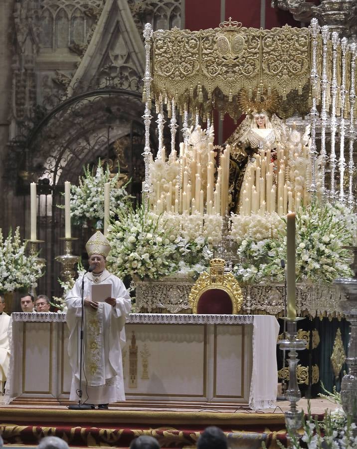 En imágenes: misa por el VI centenario de la Esperanza de Triana en la Catedral de Sevilla