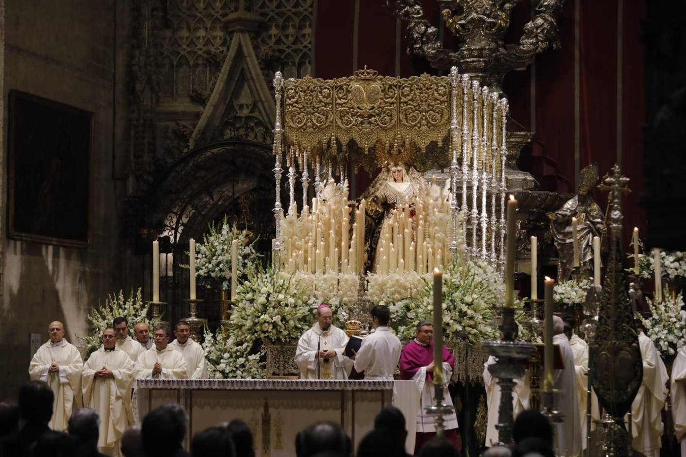 En imágenes: misa por el VI centenario de la Esperanza de Triana en la Catedral de Sevilla