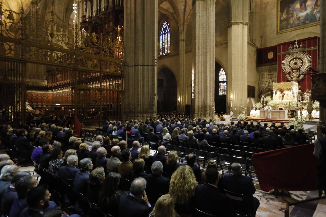 En imágenes: misa por el VI centenario de la Esperanza de Triana en la Catedral de Sevilla