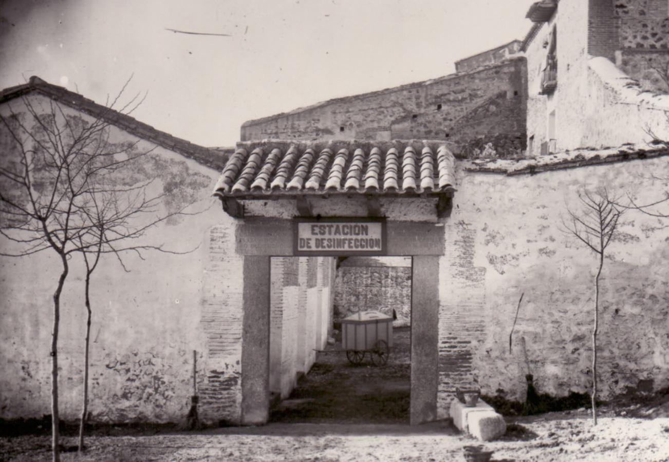 Entrada a la Estación de Desinfección en el antiguo Corral de Vacas hacia 1920. Fotografía: Colección Félix Villasante. 