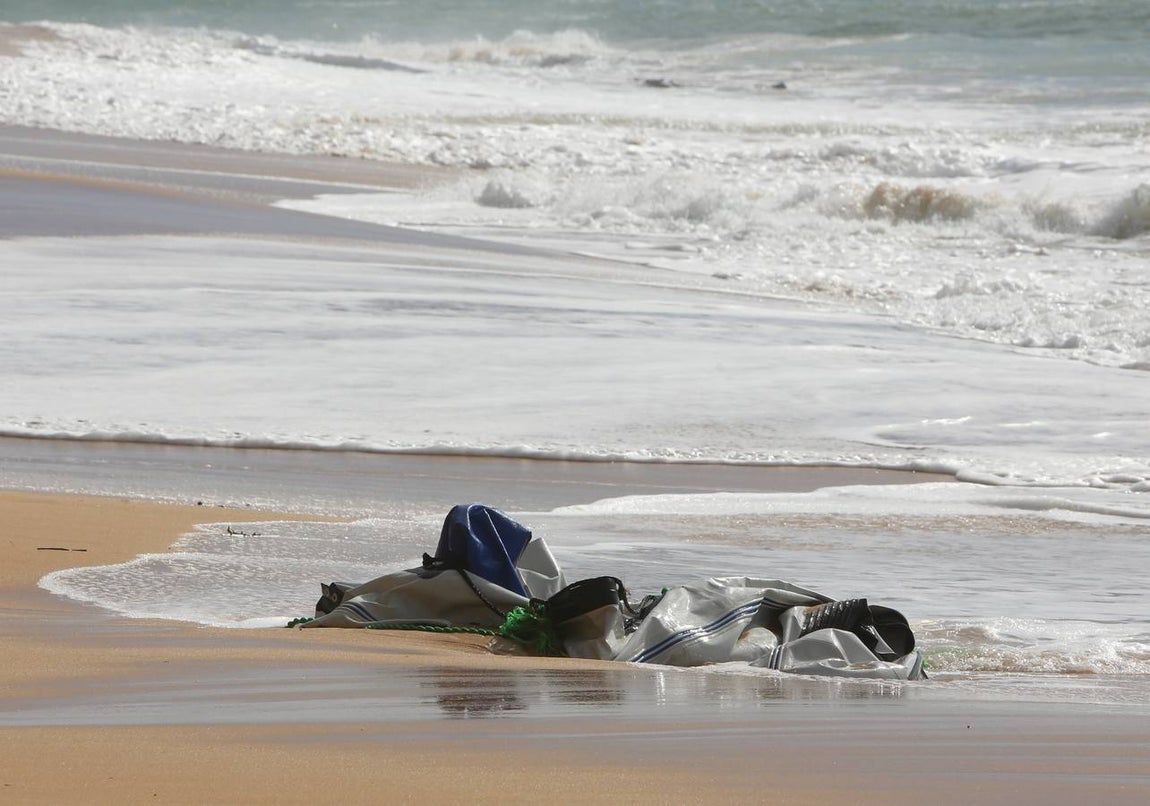 Imágenes de la llegada de la patera a Los Caños
