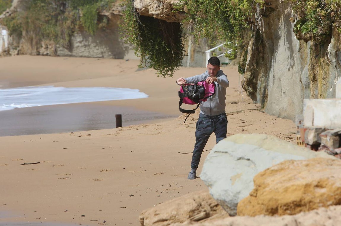 Imágenes de la llegada de la patera a Los Caños